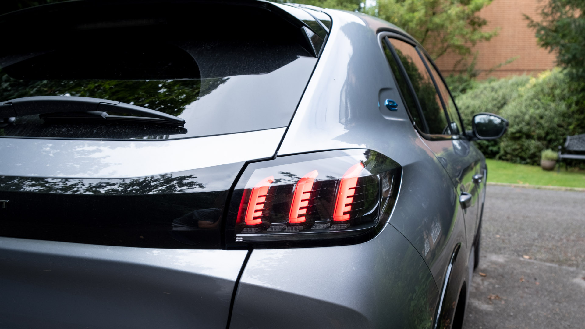 Peugeot-e-208-taillights